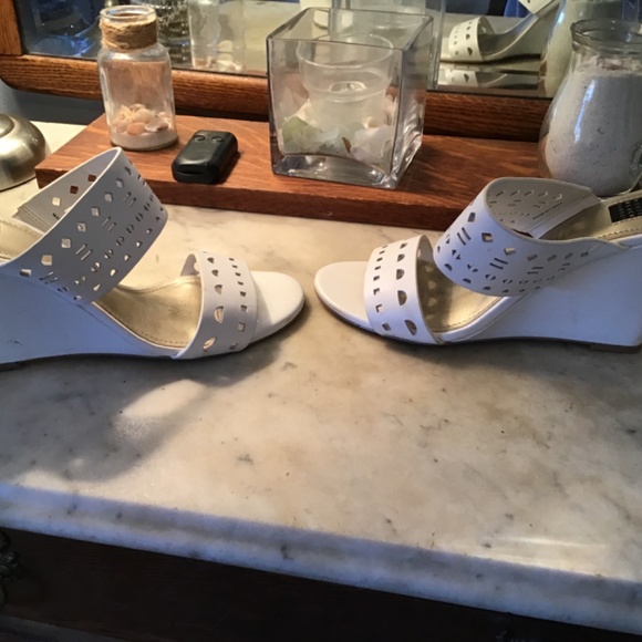 WHBM size 7 white laser cut 3” wedges - Picture 4 of 7